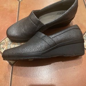 Couple of times worn size 8M women shoes, foam in some, 1in sole.